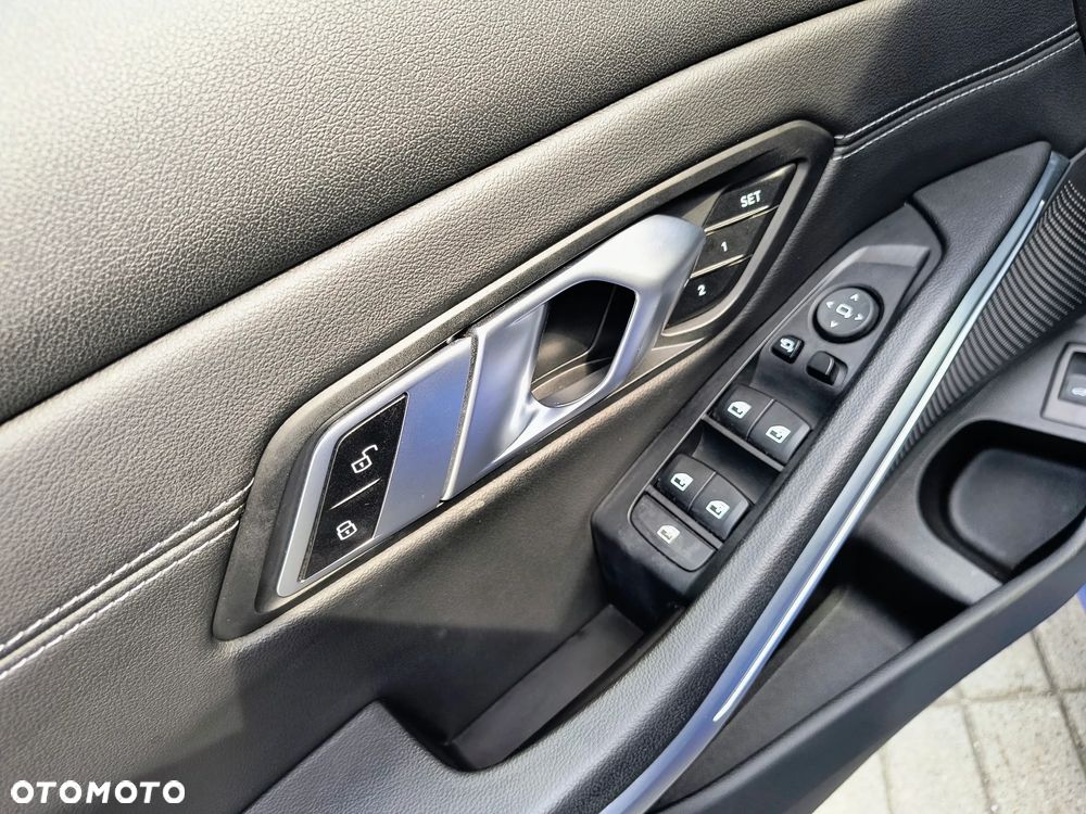 BMW Seria 3 330i xDrive M Sport - 36