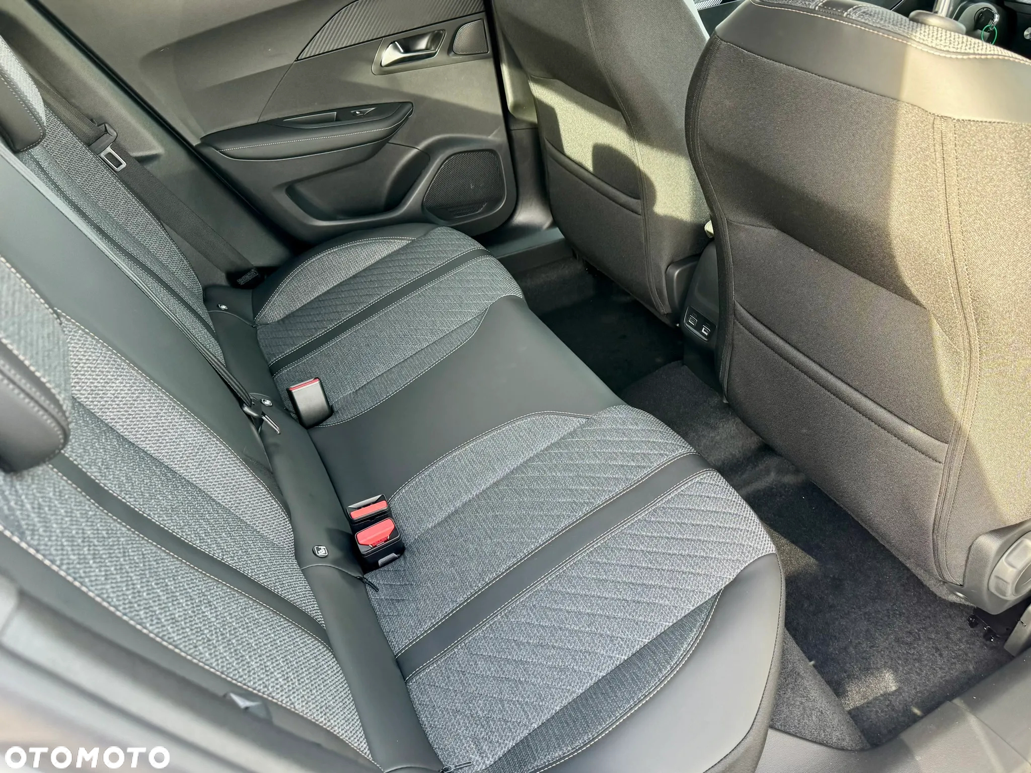 Peugeot 2008 PureTech mHEV Allure e-DCS6 - 14