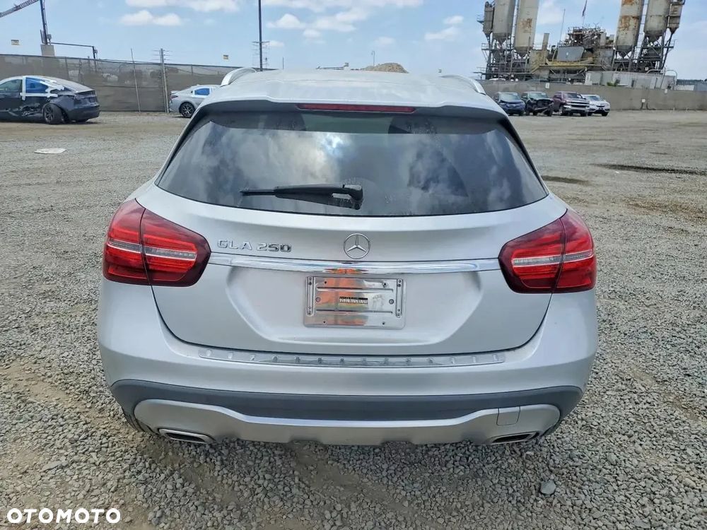 Mercedes-Benz GLA - 11