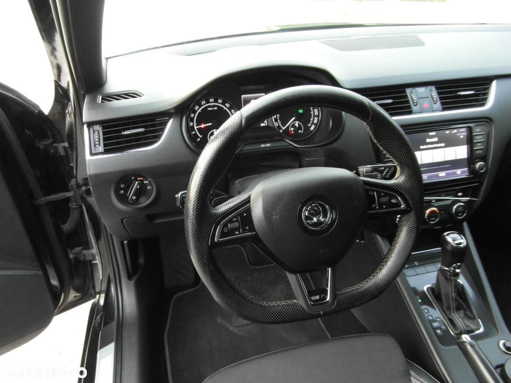 Skoda Octavia 2.0 TDI DSG RS - 23