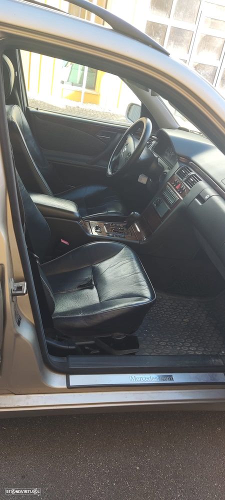Mercedes-Benz Classe E 270 — fotografia 11