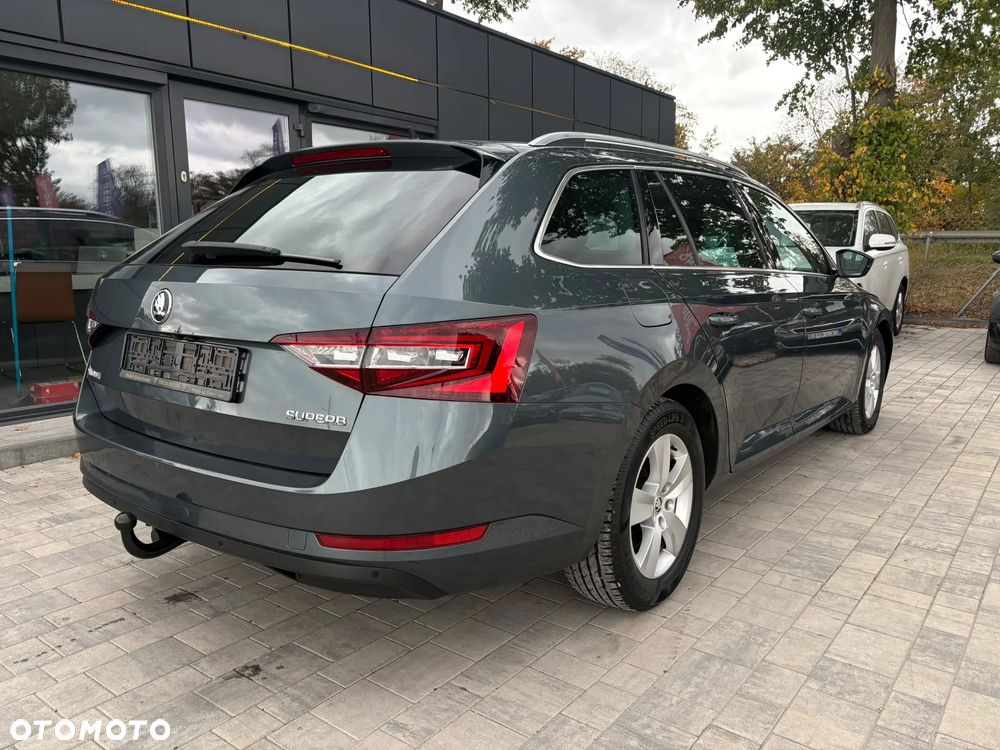 Skoda Superb 2.0 TDI Sportline DSG - 8