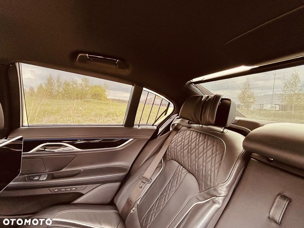 BMW Seria 7 730d xDrive mHEV - 16