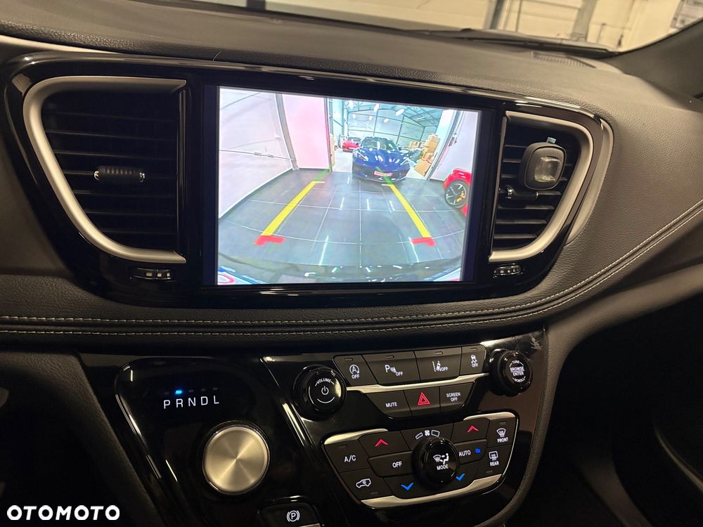 Chrysler Pacifica - 35