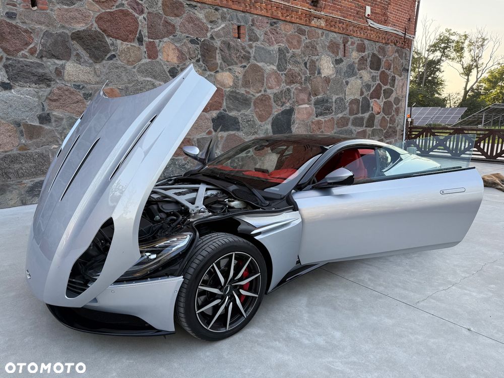 Aston Martin DB11 V12 Coupe - 11