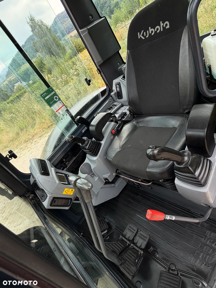 Kubota U55-4. koparka Gąsienicowa 5,5 tony. 2016 rok. 3700 mtg! KLIMATYZACJA. Długie ramie plus! 3sekcje Hydrauliczne. zamki na tłokach. Koparka Jak nówka sztuka. Zadbana zero zużycia. Z gospodarstwa Norweskiego. Zmiana łyżek Hydrauliczna. LENHOFF. Ani deka luzów wycieków. Szybka wolna jazda. Gąski perfekt stan. OKAZJA TANIO. Aktualna Dekra. Po serwisach eksploatacyjnych. Mocny silnik Kubota 4 cylindry! Zamki na tłokach. Nagłośnienie Wielka Okazja - 25