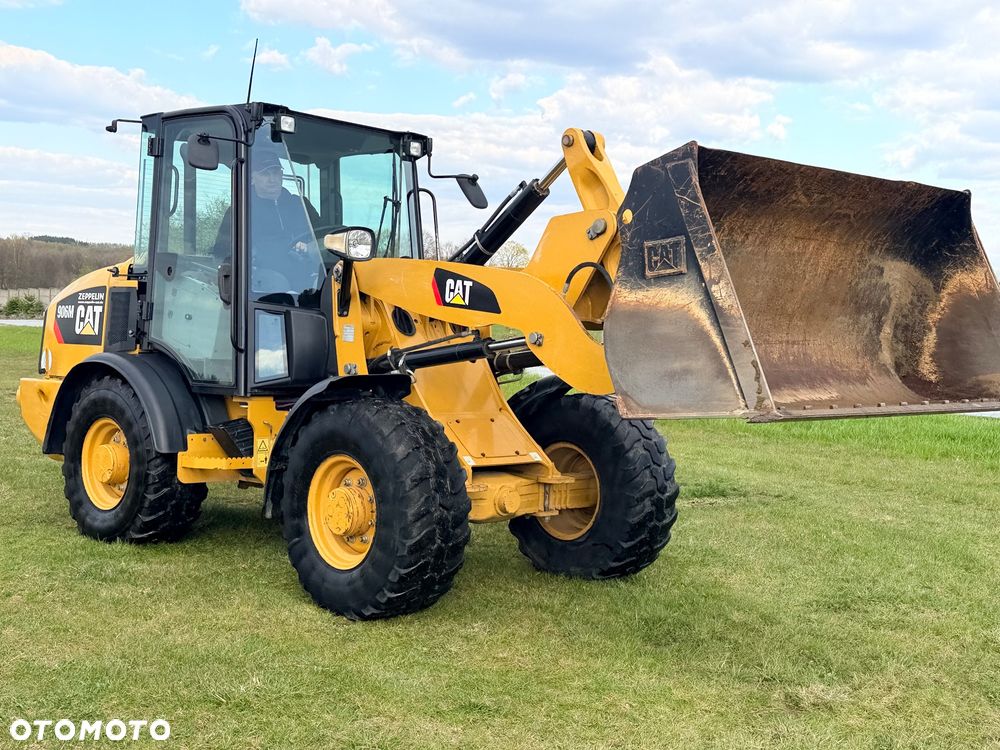 Caterpillar Ładowarka łamana 906M Cat łyżka widły 907 908 5 6 ton SZYBKOZŁĄCZE HYDRAULICZNE dodatkowe linie ZAMIATARKA za dopłatą - 38