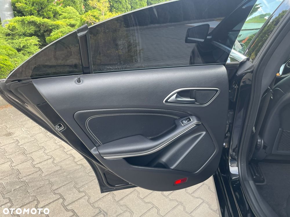 Mercedes-Benz CLA 180 AMG Line - 16