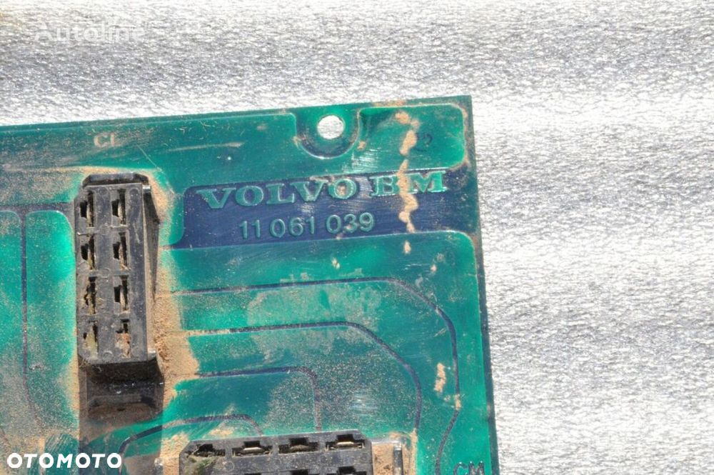 SKRZYNKA / TABLICA BEZPIECZNIKÓW VOLVO A25 95R NR 11061039 - 3