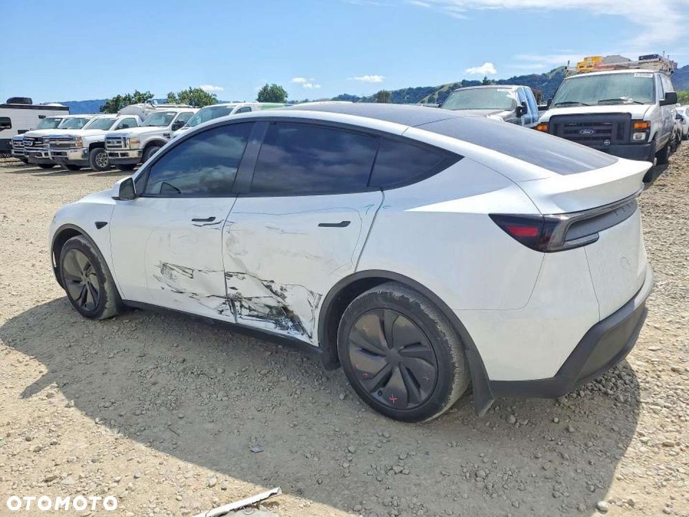 Tesla Model Y - 3