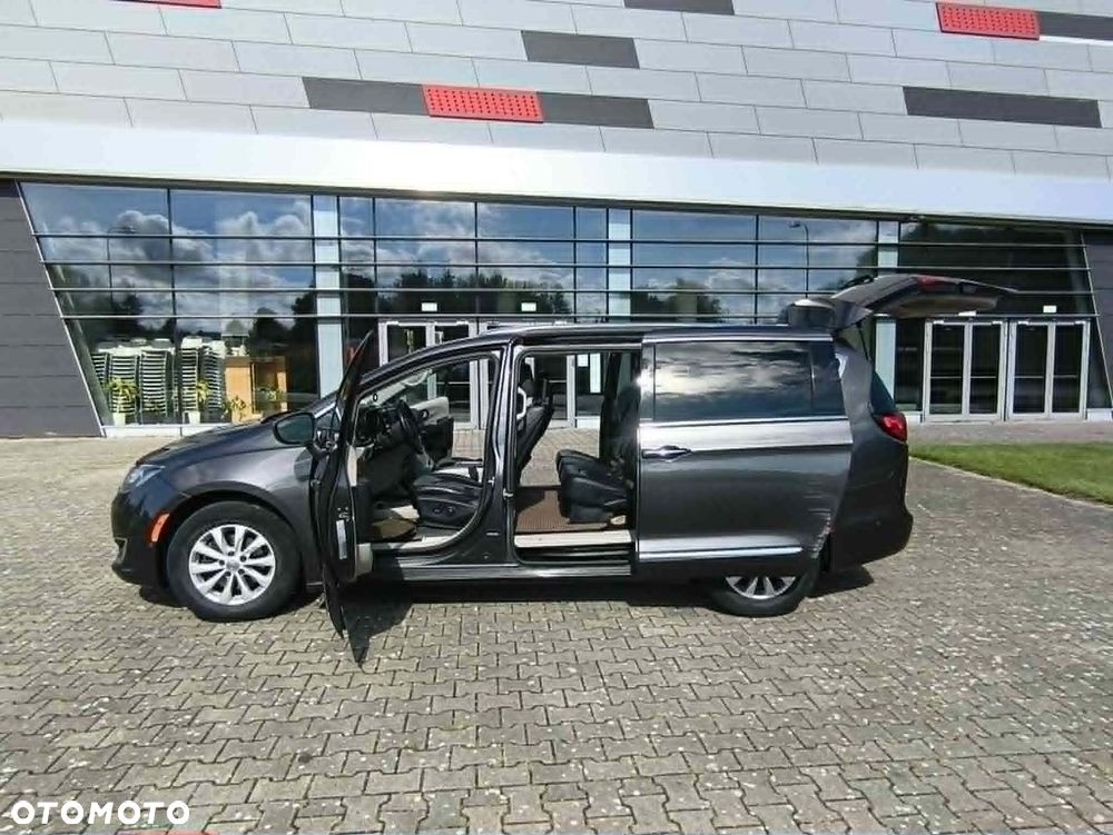 Chrysler Pacifica - 11