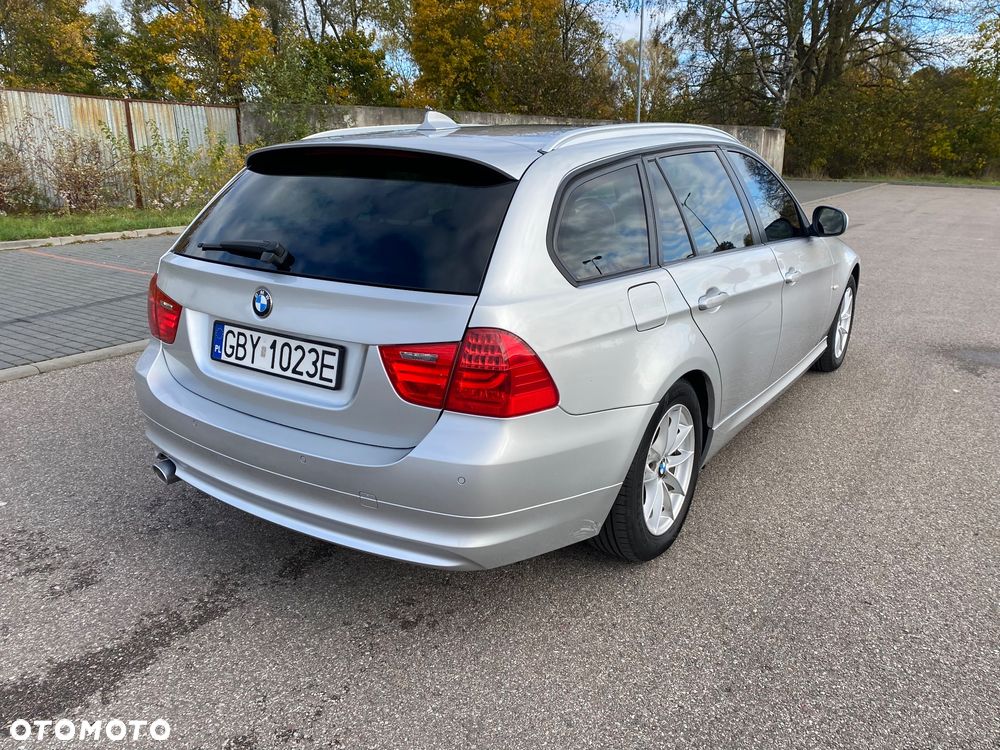 BMW Seria 3 320d DPF Touring - 6