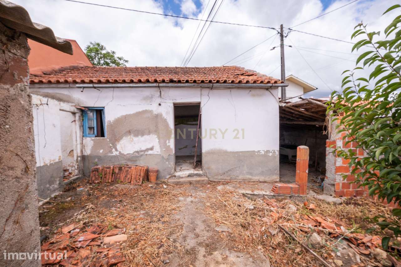 Moradia com terreno e estacionamento para recuperar - Pereira do Campo - Grande imagem: 3/26