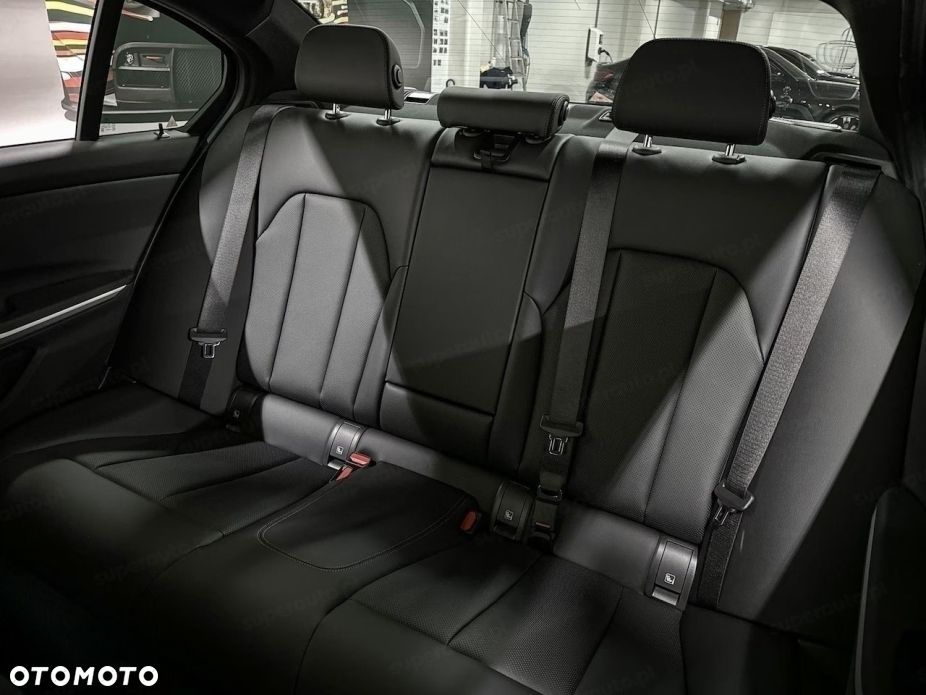 BMW Seria 3 320i M Sport - 13