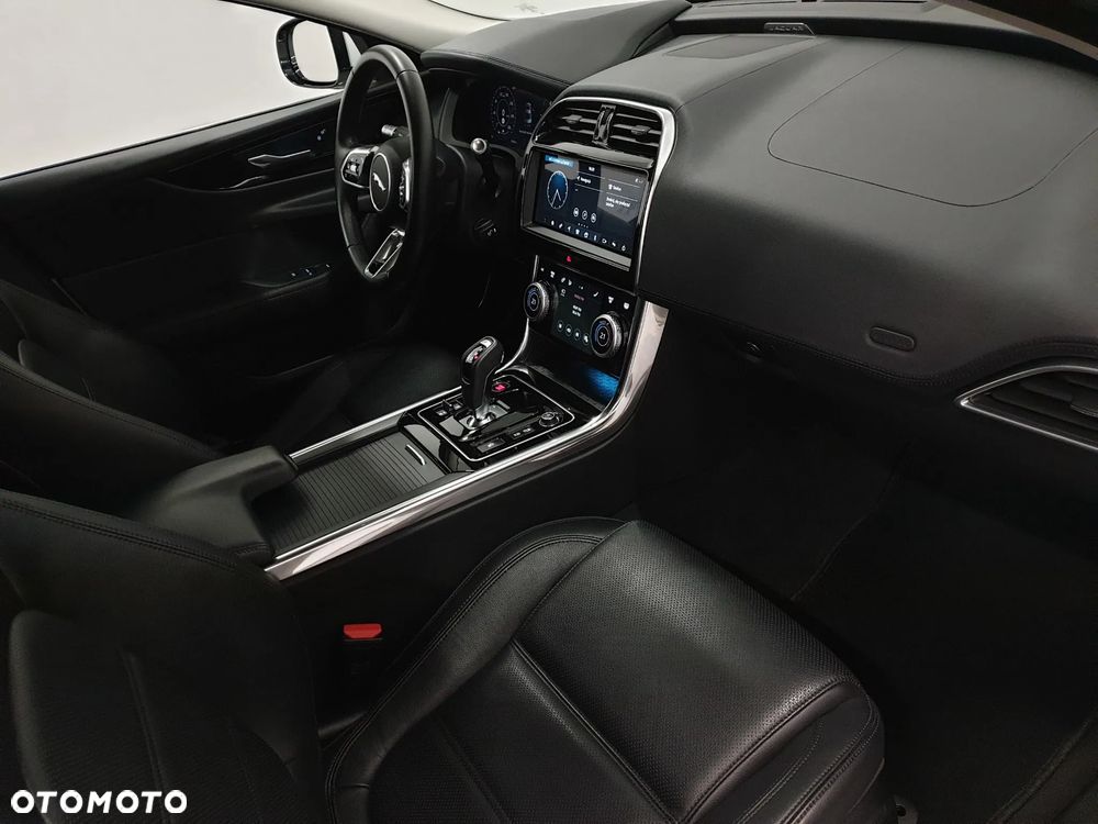 Jaguar XE 2.0 D180 SE - 28