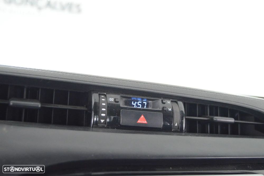 Toyota Hilux 2.4 D-4D 4X4 Cabine Simples 2L - 31