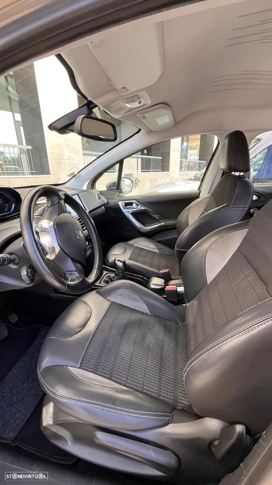 Peugeot 2008 1.2 PureTech Allure - 12