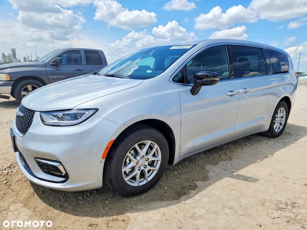 Chrysler Pacifica - 1