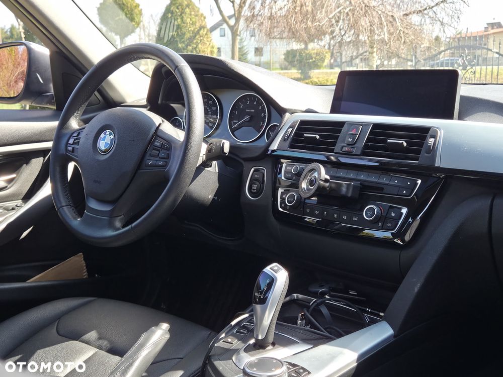 BMW Seria 3 320i xDrive - 10