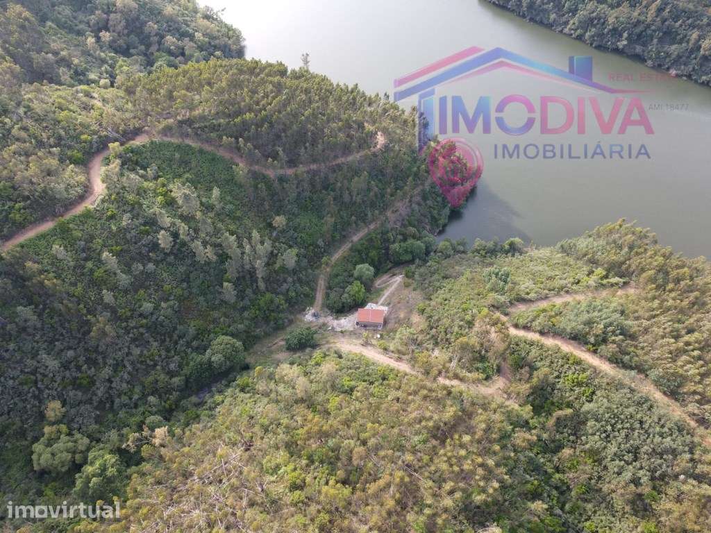 Refúgio off-grid junto ao Rio Zêzere - Grande imagem: 4/59