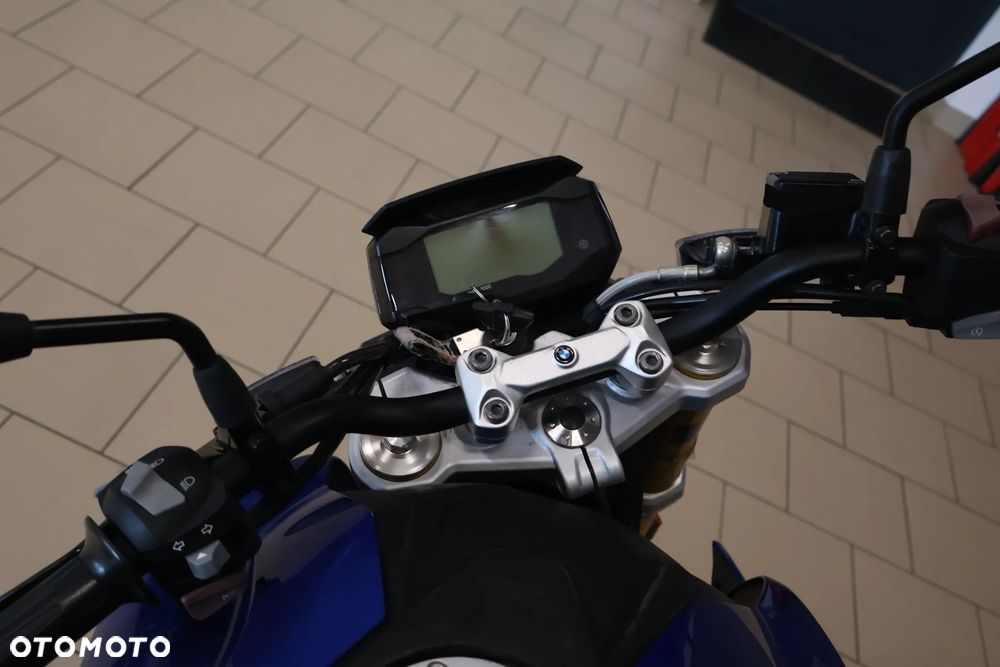 BMW G - 8