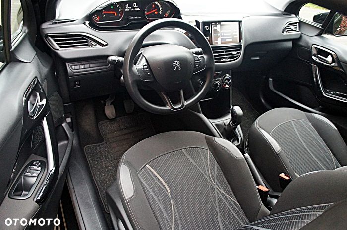 Peugeot 208 - 18