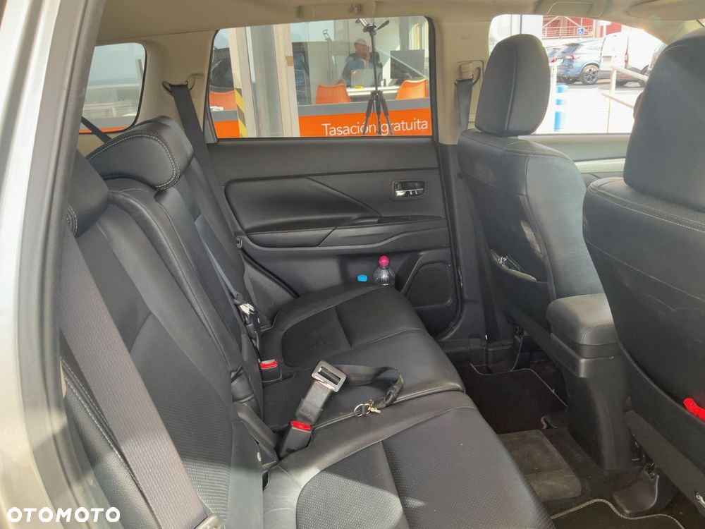 Mitsubishi Outlander Instyle NAVI + - 6