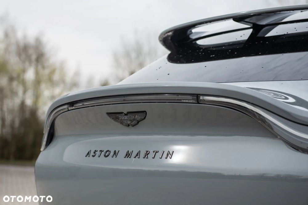 Aston Martin DBX - 14