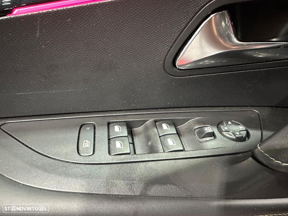 Peugeot e-2008 50 kWh GT - 49