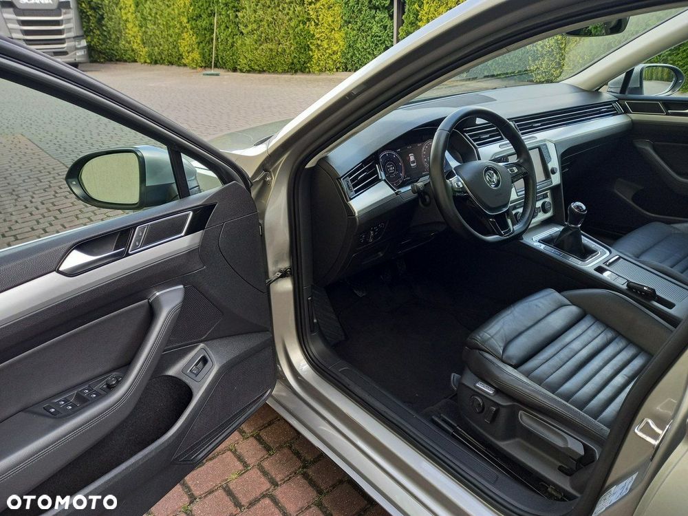 Volkswagen Passat 2.0 TDI (BlueMotion Technology) Highline - 32