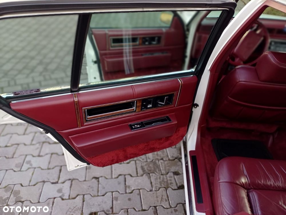 Cadillac Deville 4.9 STD - 24