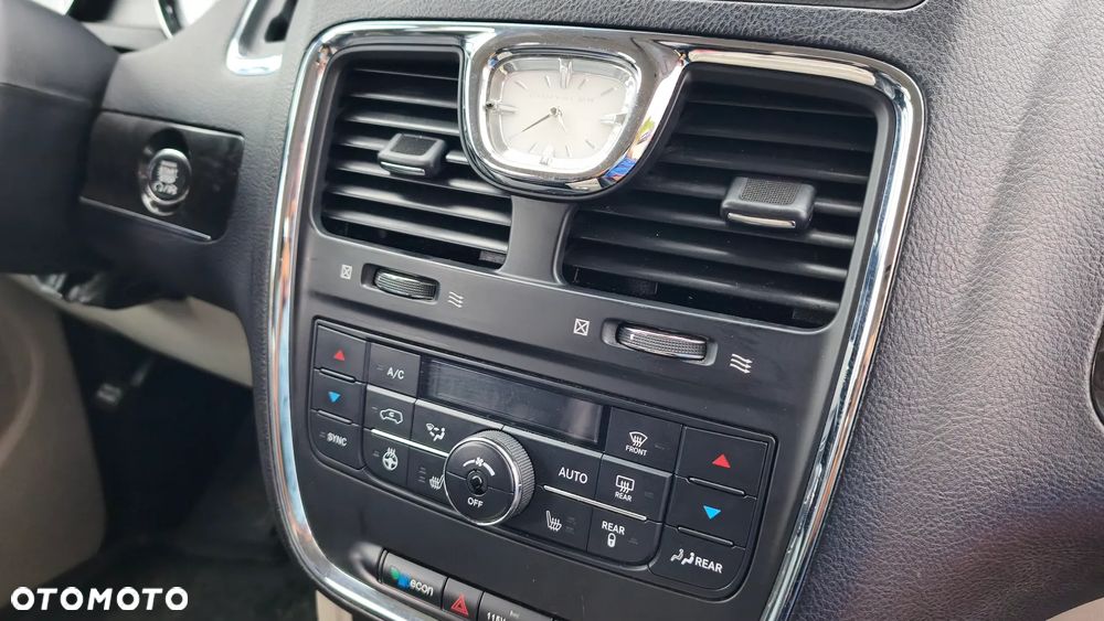 Chrysler Town & Country 3.6 Limited - 39