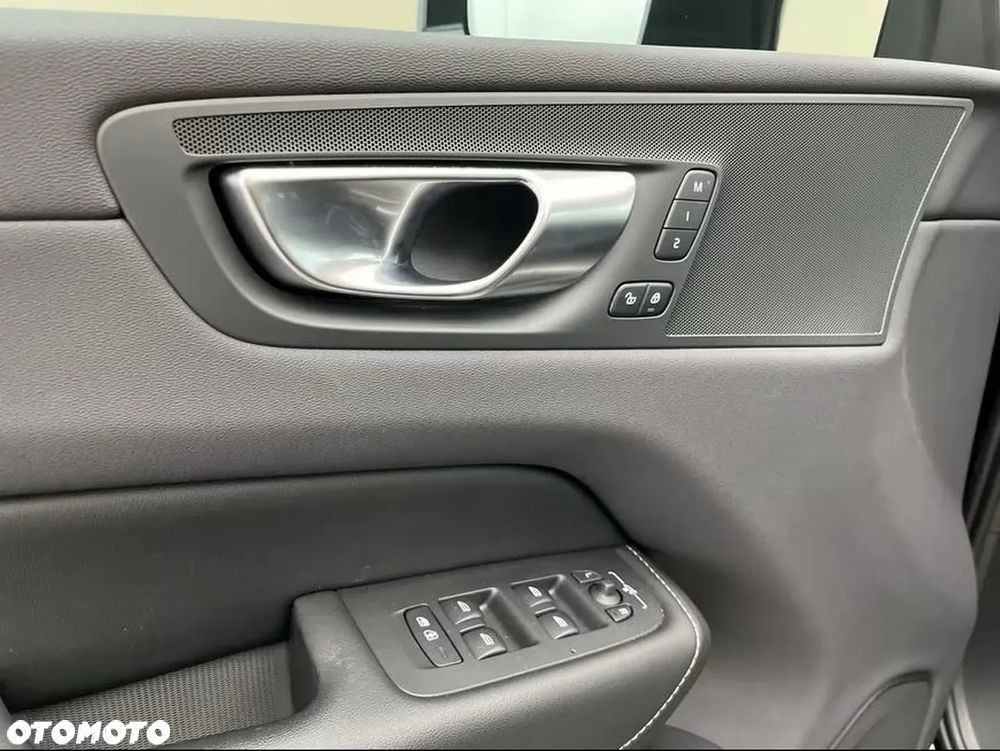 Volvo XC 60 B4 B Plus Dark - 15