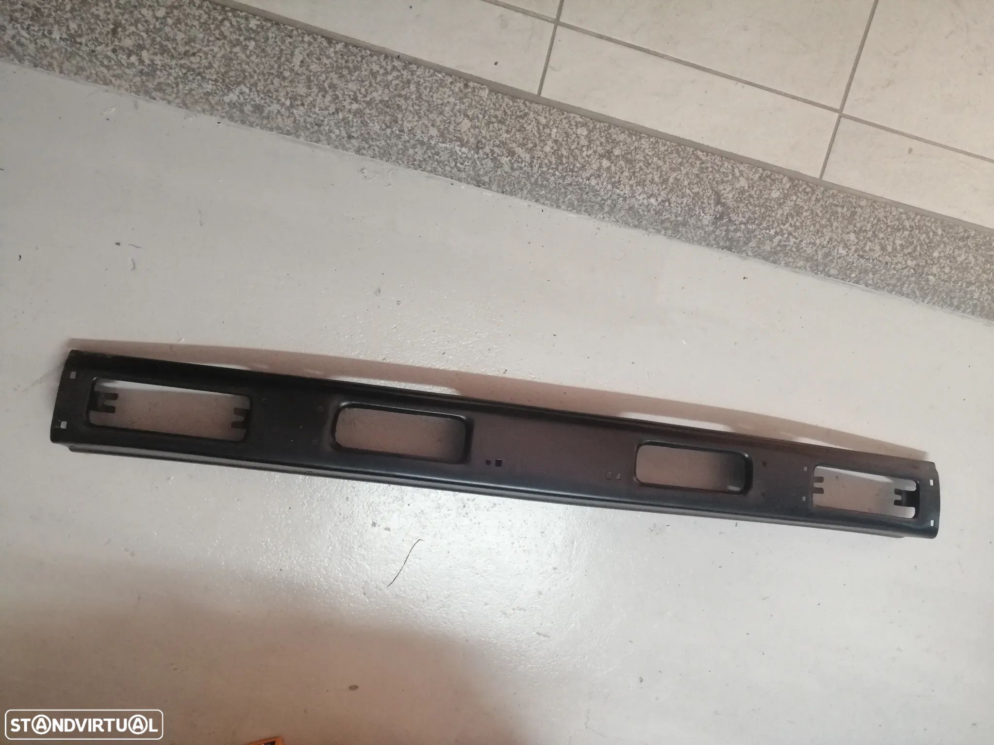 Centro do parachoques da frente Nissan Datsun Pickup 720 5V Preto - 1