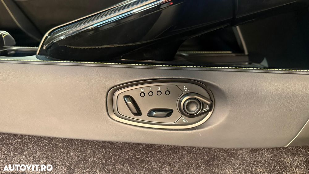 Aston Martin V8 Vantage - 31