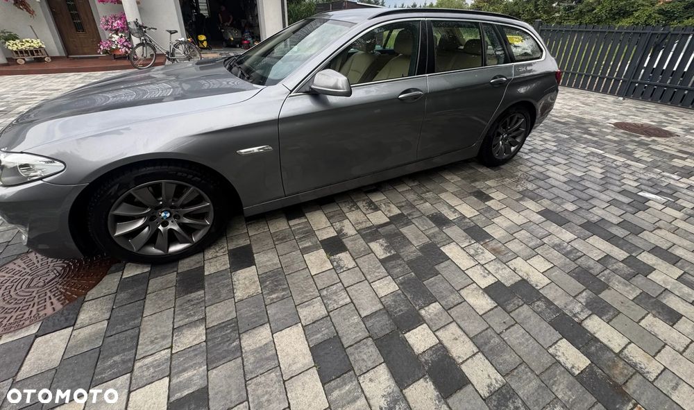 BMW 5 Series 2011 photo 2