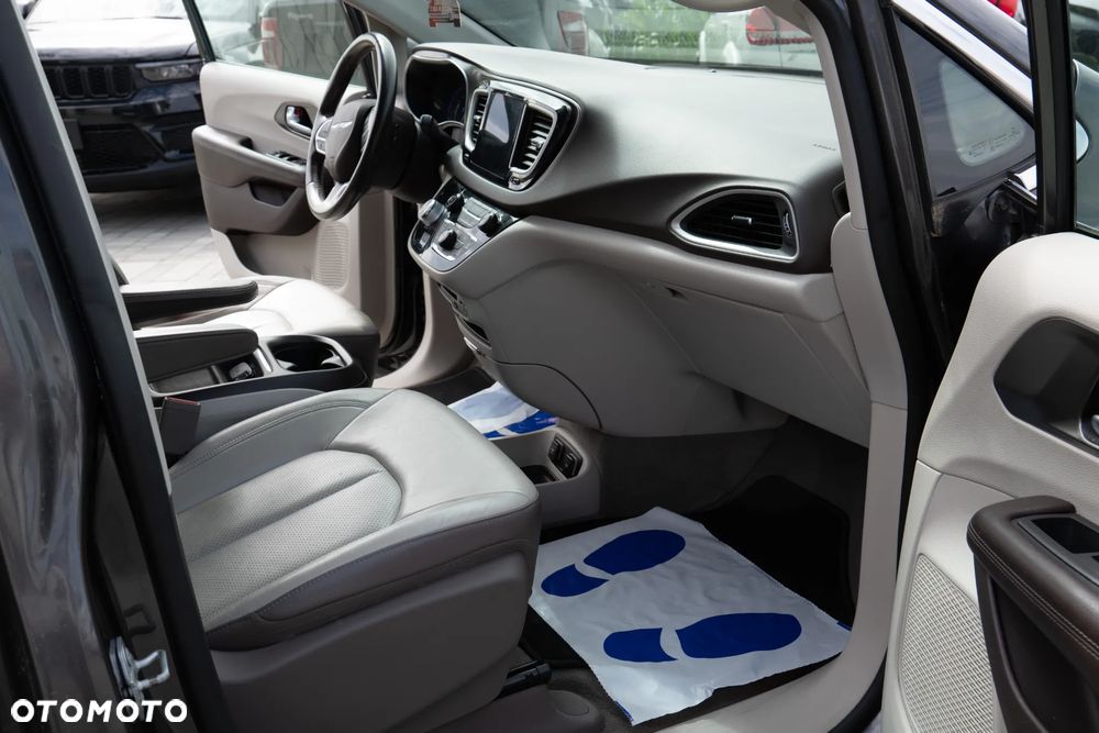 Chrysler Pacifica - 26