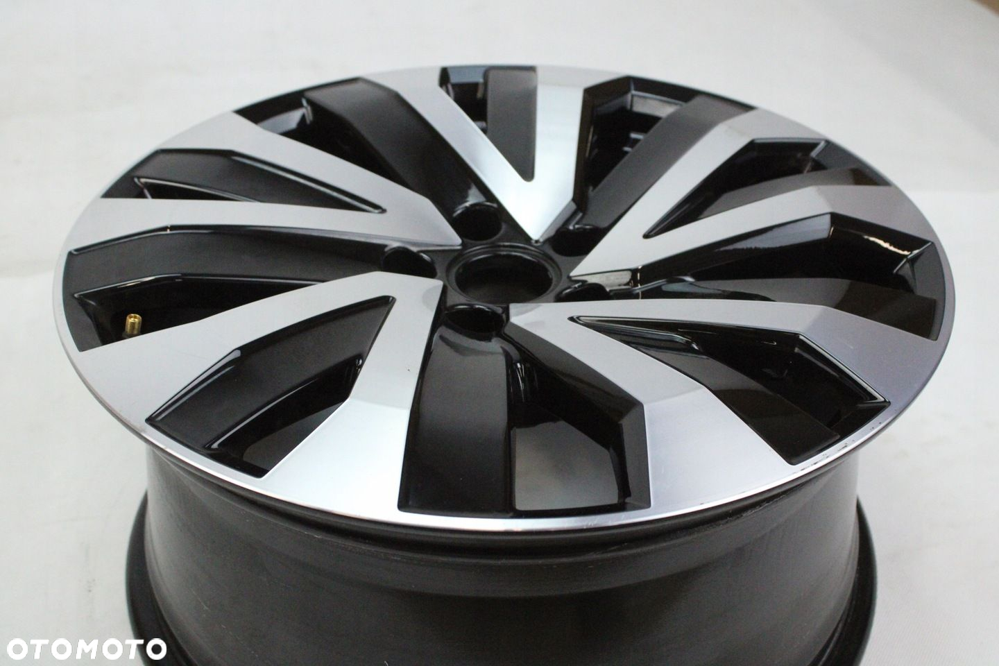 FELGA ALUMINIOWA 18" VOLKSWAGEN TOUAREG III 5x112 8J ET25 760601025M - 2
