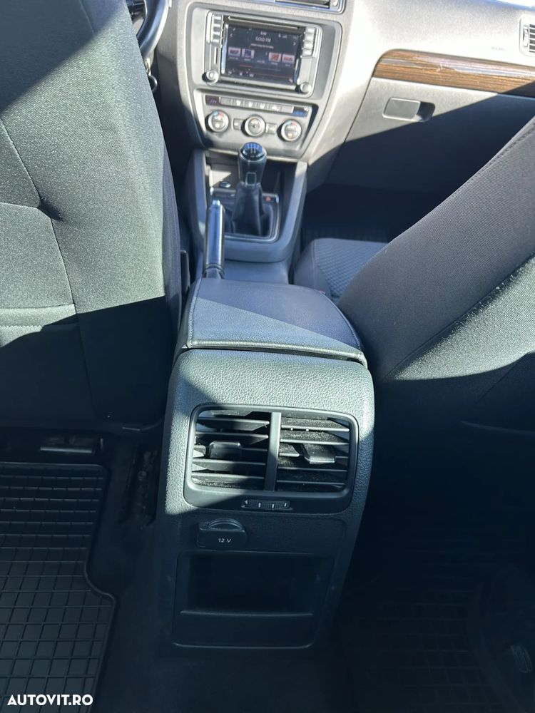 Volkswagen Jetta 2.0 TDI Highline - 8