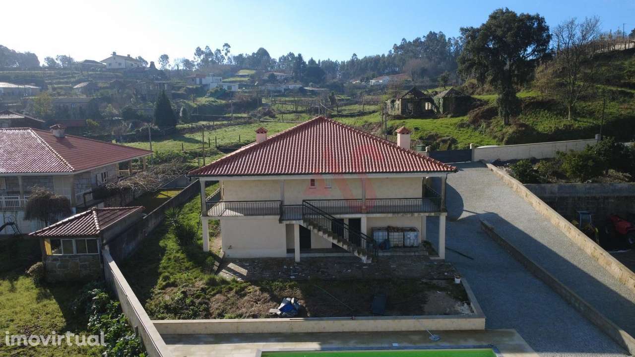 Moradia T3+2 com Piscina e Terreno de 2.760 m² em Idães, Felgueiras - Grande imagem: 2/21