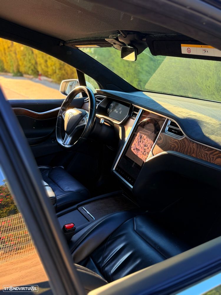 Tesla Model X - 15