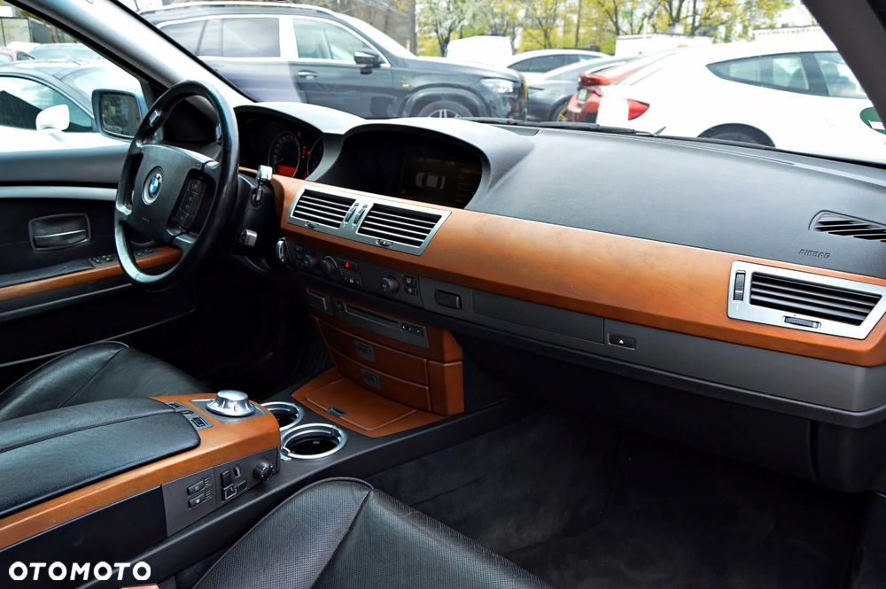 BMW Seria 7 745i - 11