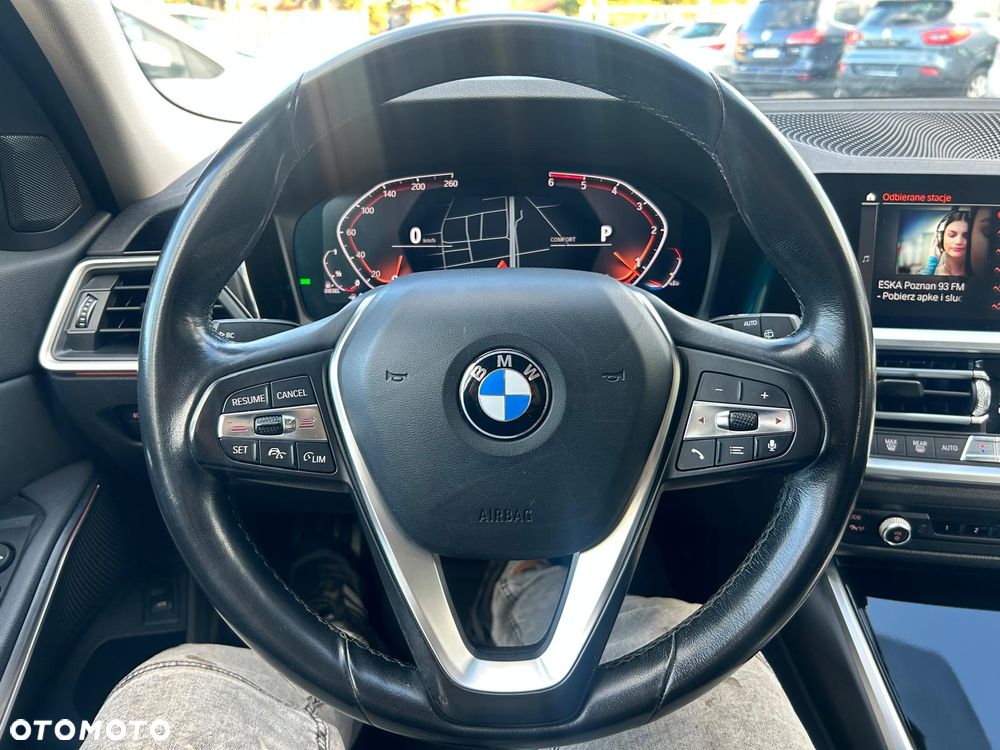 BMW Seria 3 320d xDrive - 29
