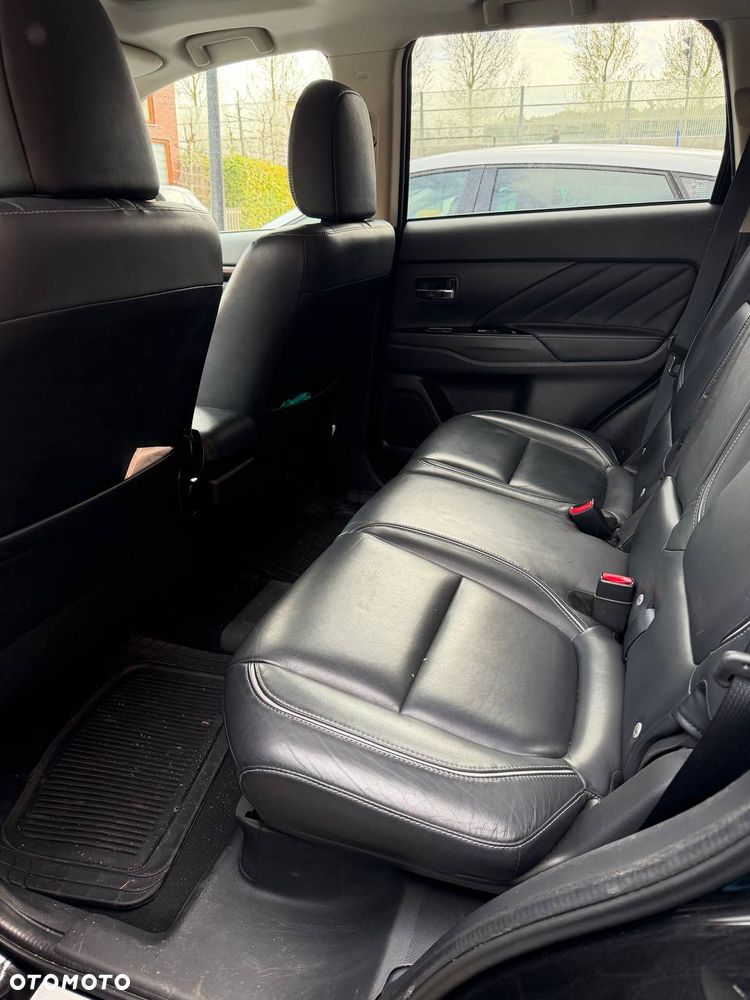 Mitsubishi Outlander Instyle NAVI + - 17