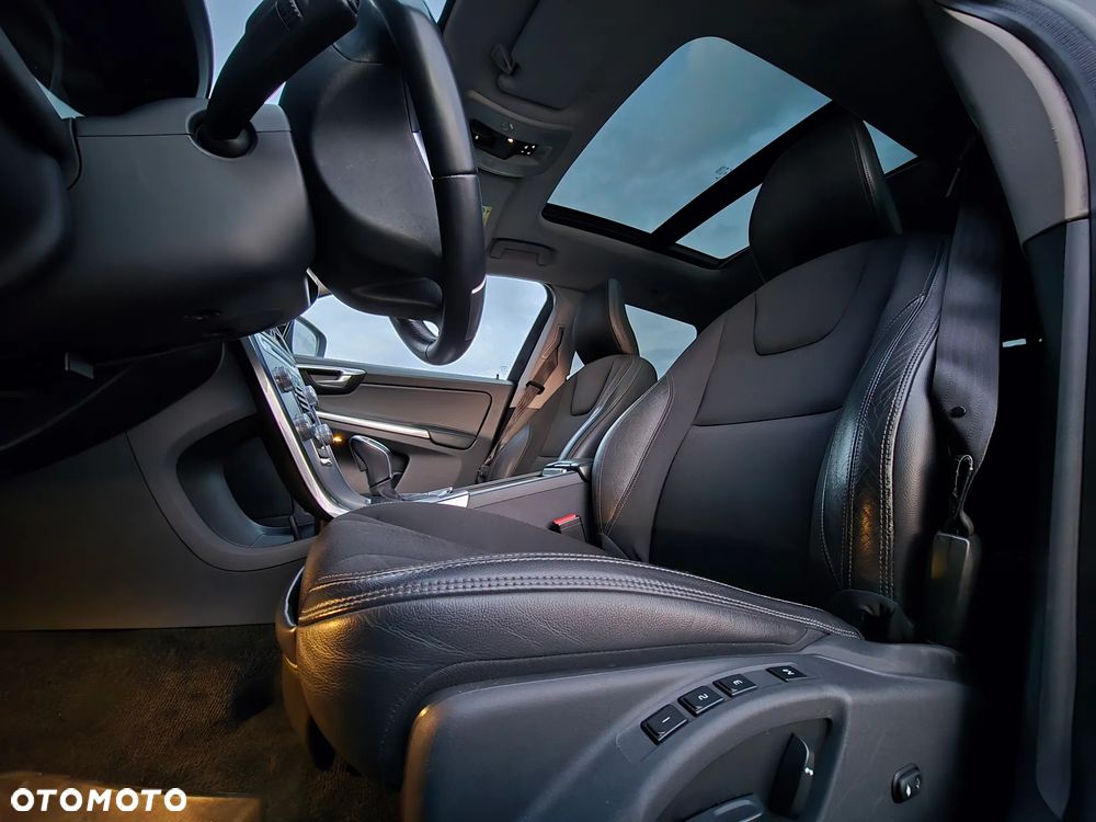 Volvo XC 60 D5 AWD Momentum - 13