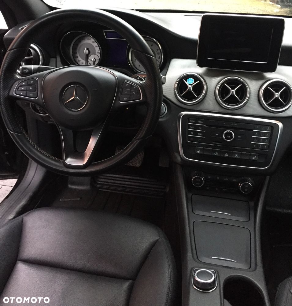Mercedes-Benz CLA 250 4Matic 7G-DCT - 10