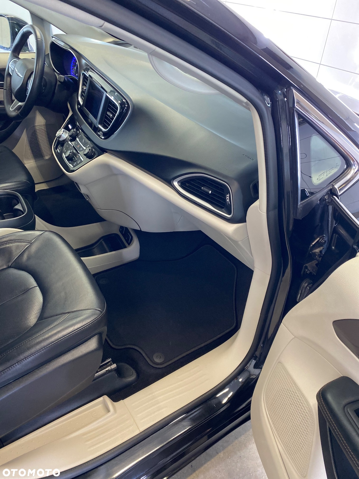 Chrysler Pacifica - 13
