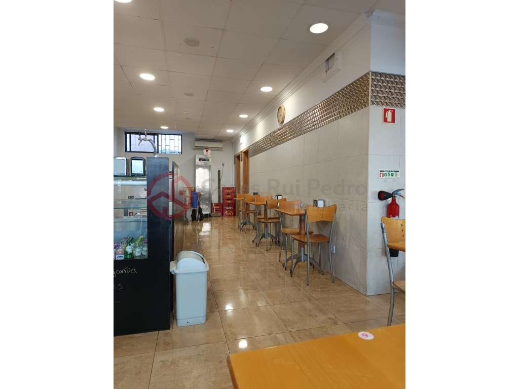 Trespasse de café, pronto a funcionar no Feijó, Almada - Grande imagem: 2/17