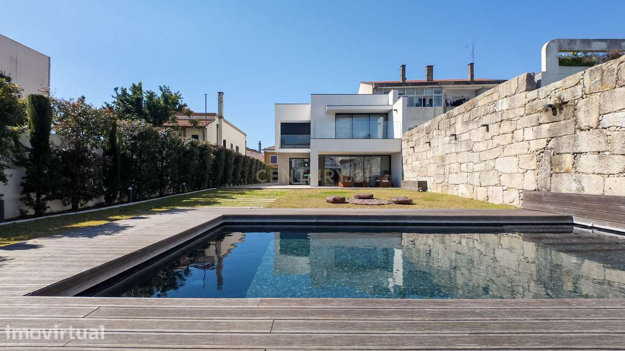 Moradia de Luxo | Construída em 2023 | Design Contemporâneo com Piscin - Grande imagem: 2/38