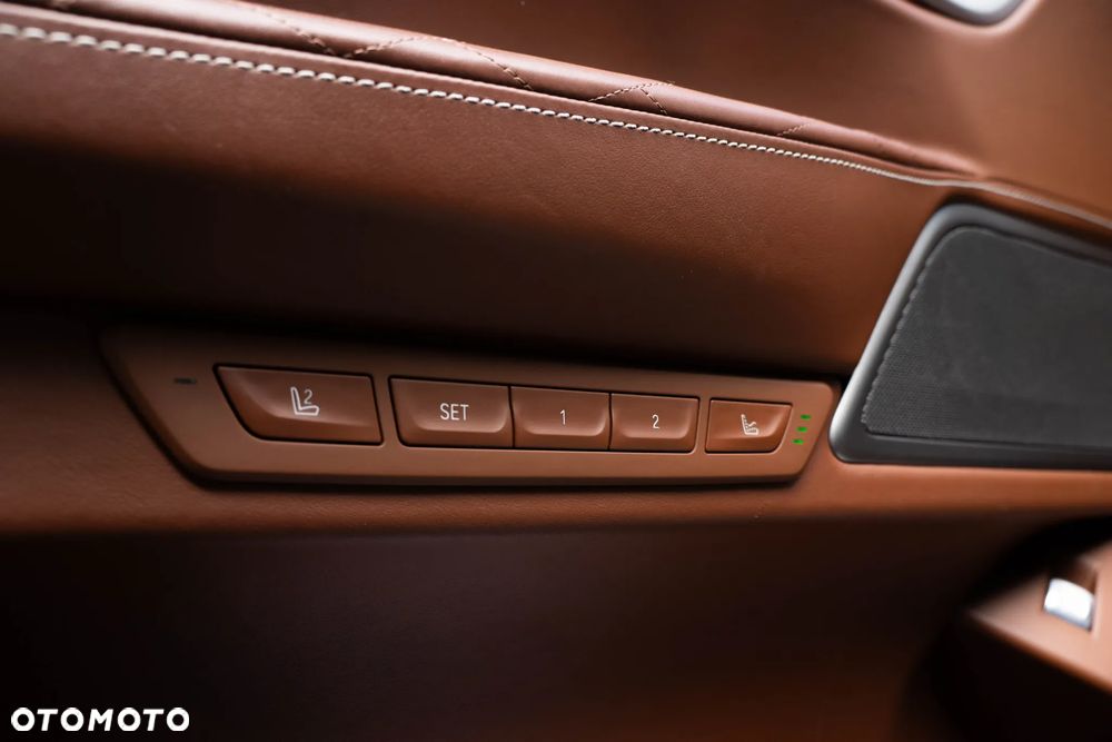 BMW Seria 7 750i xDrive - 14